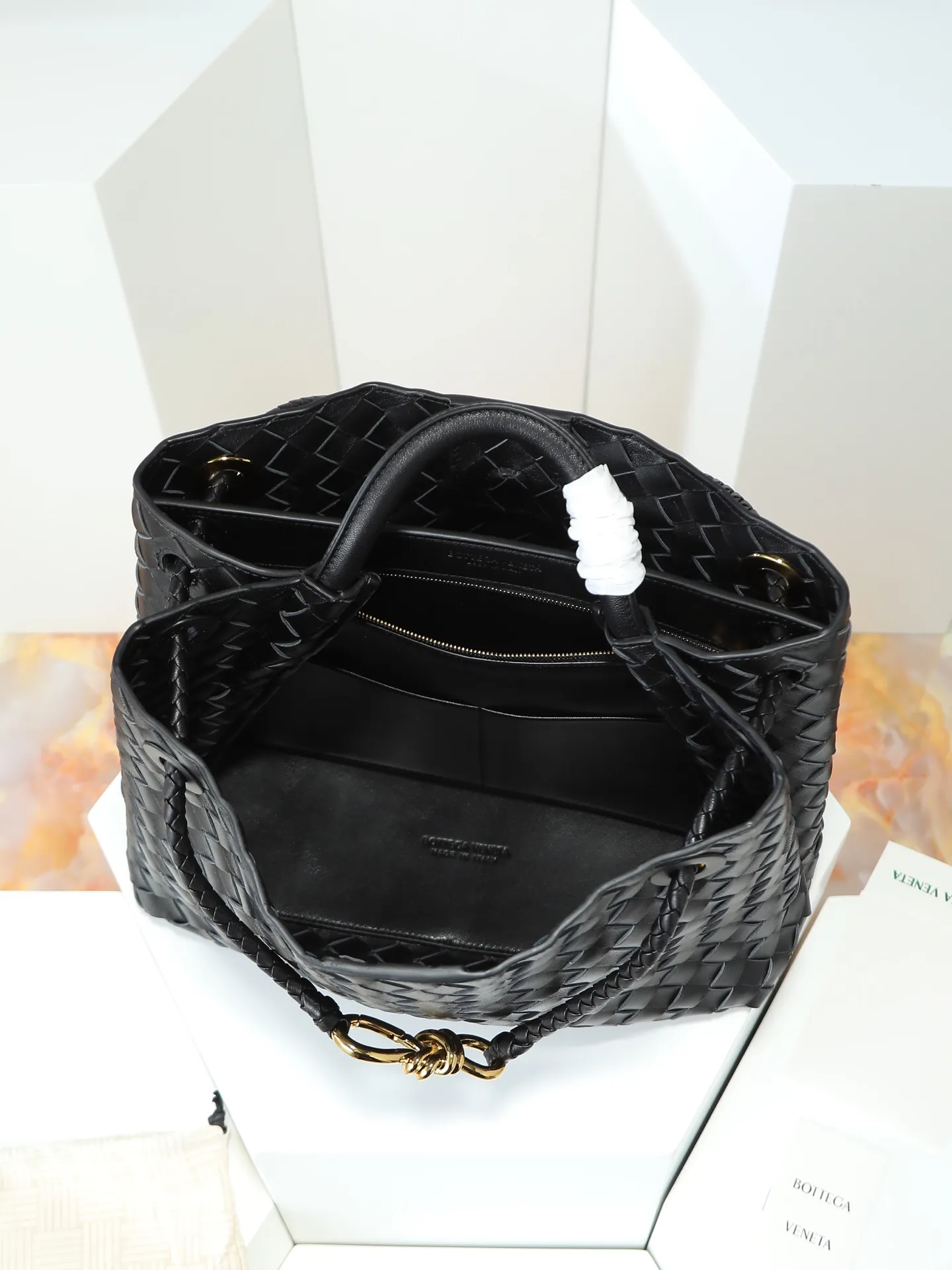 1550. Andiamo is shipping‼ ️Really popular🔥The new Andiamo woven handbag launched by Bottega Veneta this season is really popular all over the world! ! Celebrities at home and abroad have worn it, and Oscar-winning actress Michelle Yeoh has taken it out on the street. Song Jia, Trai Yala, Yu Feihong, Sanji Ayaka, Rosie Hunting-Whiteley, Yoshioka Riho, etc. have all worn this bag. It is classic and versatile and shows off your temperament, and the bag capacity is also large, which is very convenient for daily commuting! ! A variety of carrying methods, the shoulder straps can be adjusted by yourself, the original lambskin feels soft and delicate, and the unisex style breaks gender boundaries and brings a more practical and longer-lasting use experience. Andiamo, which has both elegant and casual styles, perfectly interprets the true appearance of "fashionable old money style". Style number: 766016 Size: 32*24*12